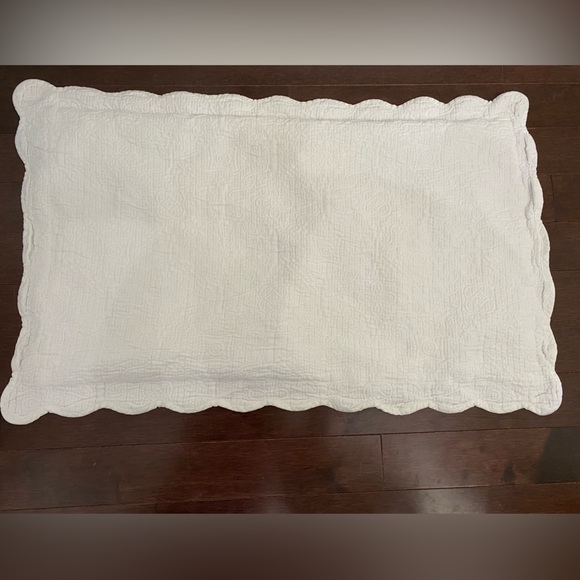 EUC WHITE QUILTED KING SIZE PILLOW SHAMS WITH A SCALLOPED BORDER - Picture 3 of 5